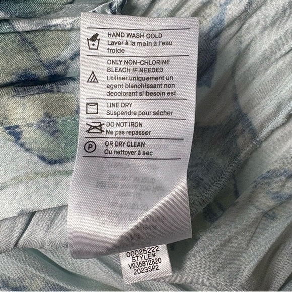 Vince Crushed Satin V Neck Blouse Size M Button Front Floral Pale Lagoon Pleated - Picture 12 of 12